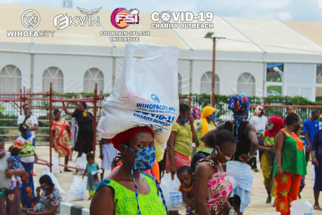 Evang. Dr. Kufre Abasi Eyo distributes COVID-19 palliatives to Apo residents