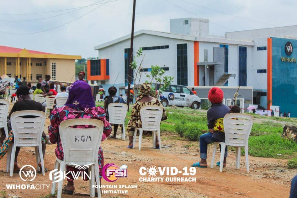 Evang. Dr. Kufre Abasi Eyo distributes COVID-19 palliatives to Apo residents
