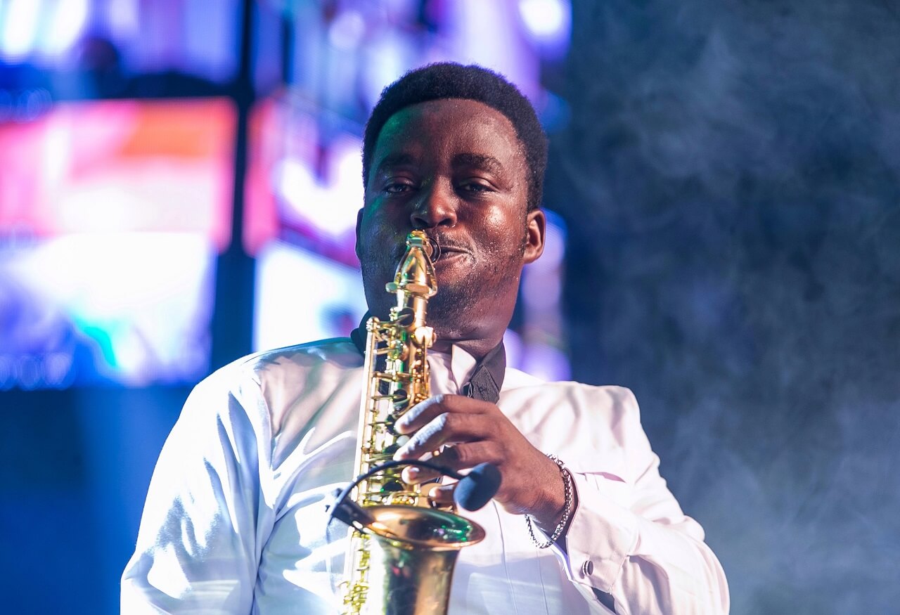 Sax Maestro DESANYA Releases “Behold the King” (Praise Medley)